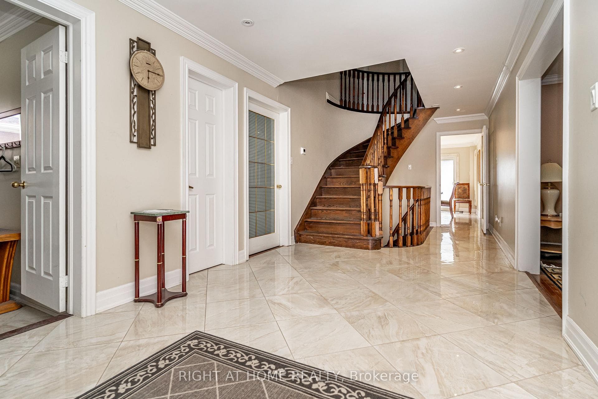 2136 Wincanton Crescent photo 3