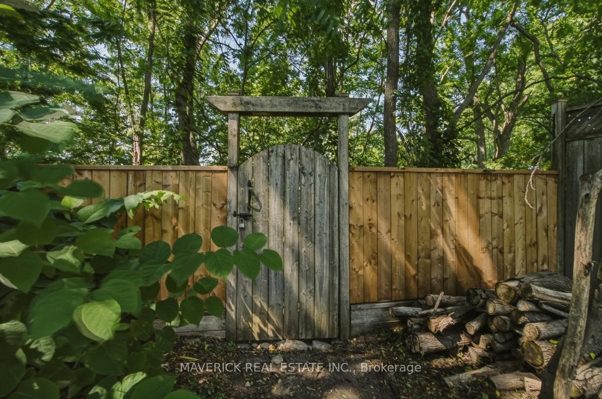 Gate access to pathway from backyard