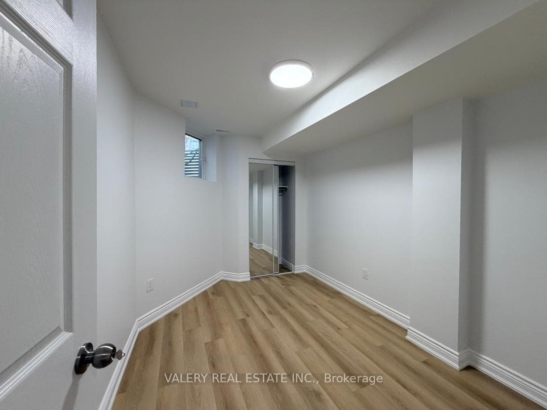 1683 Moongate Crescent Unit Lower photo 11