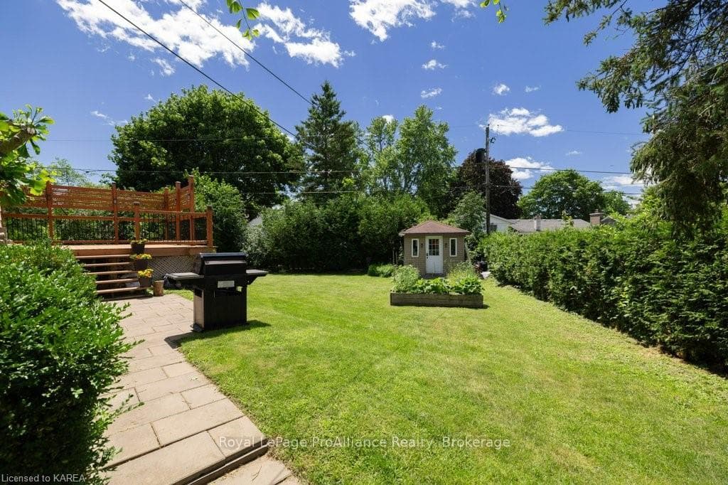 671 SUSSEX Boulevard photo 37