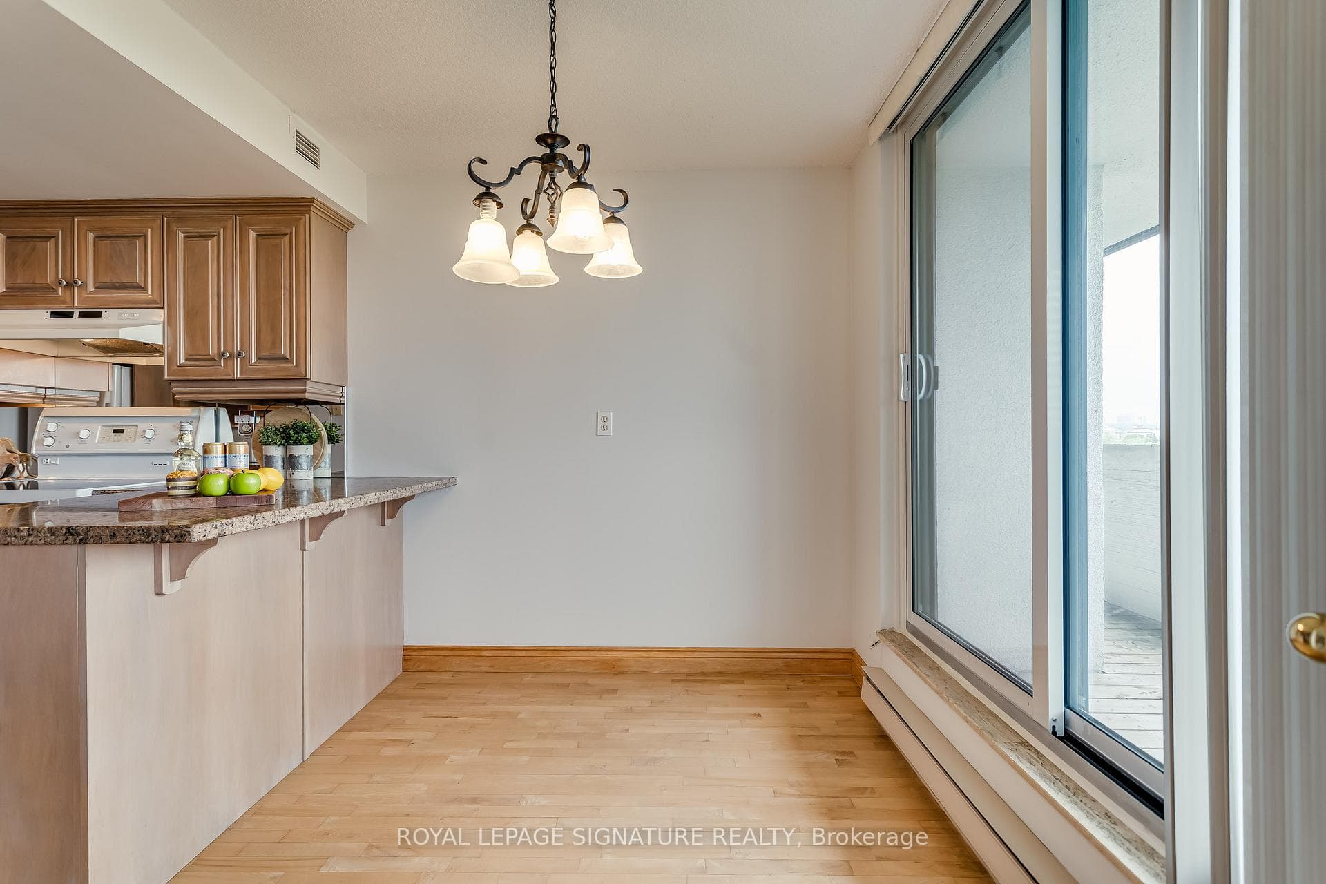 360 Bloor Street Unit 806 photo 19