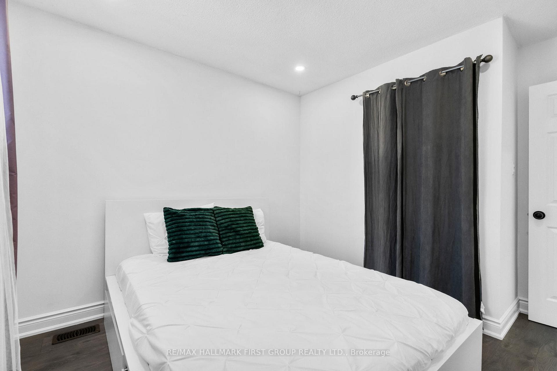 99 Turnberry Crescent photo 24