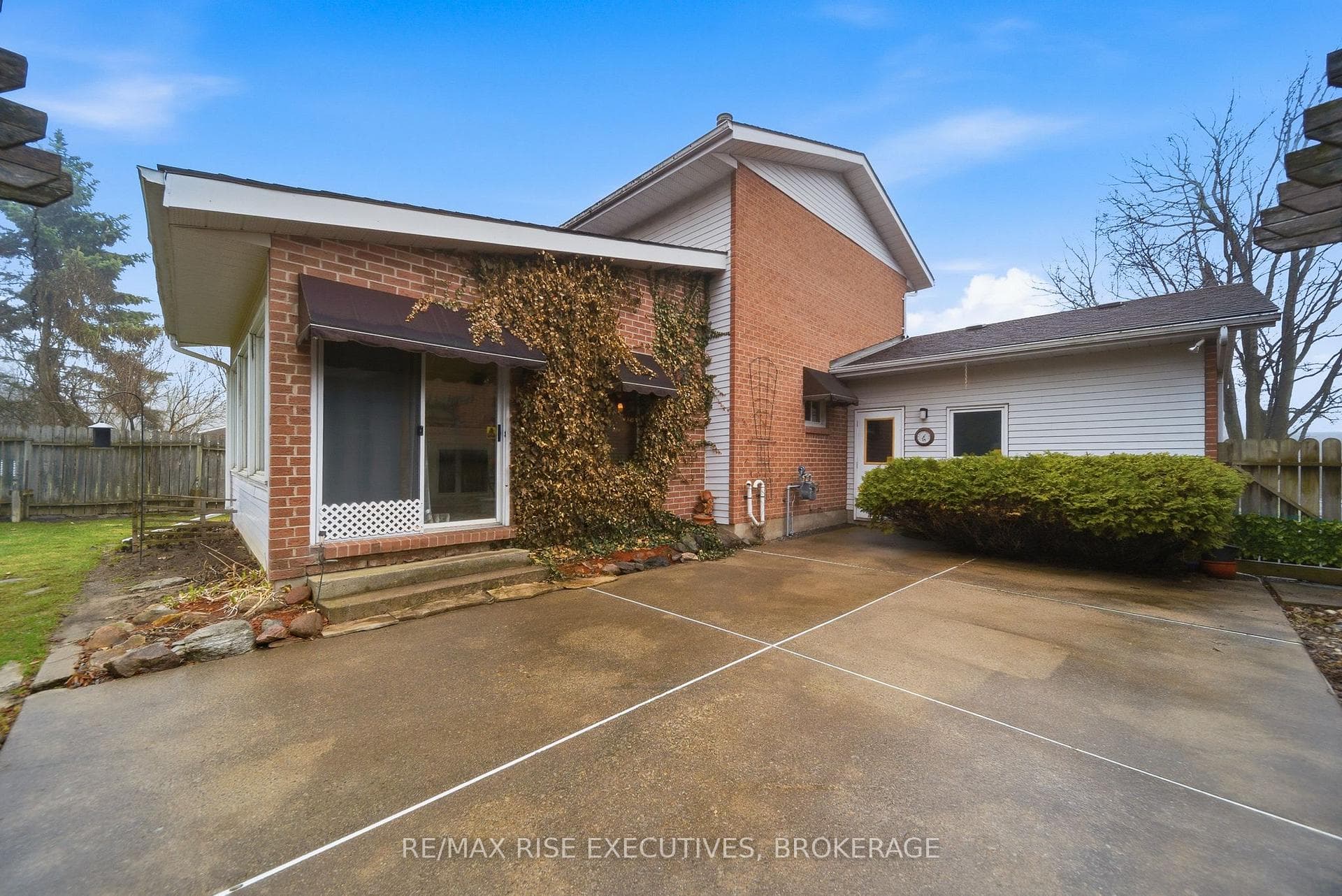 127 Nicholson Crescent photo 40