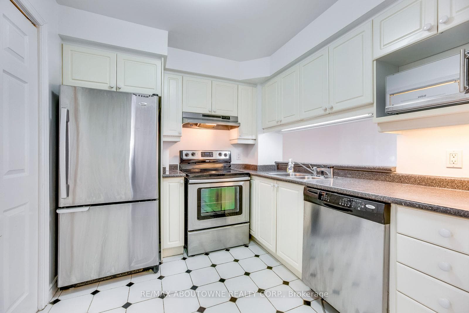 71 Simcoe Street Unit 701 photo 16