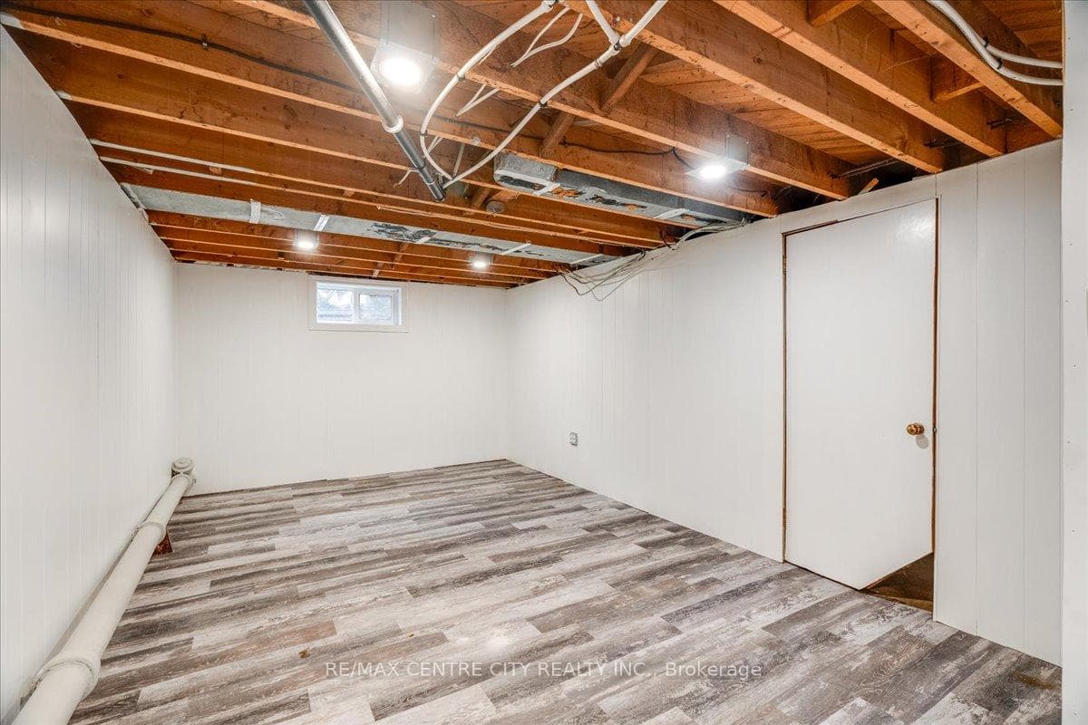549 Victoria Street photo 19