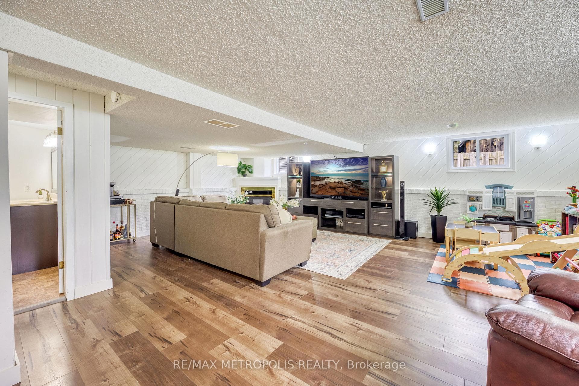 485 Bentinck Drive photo 22