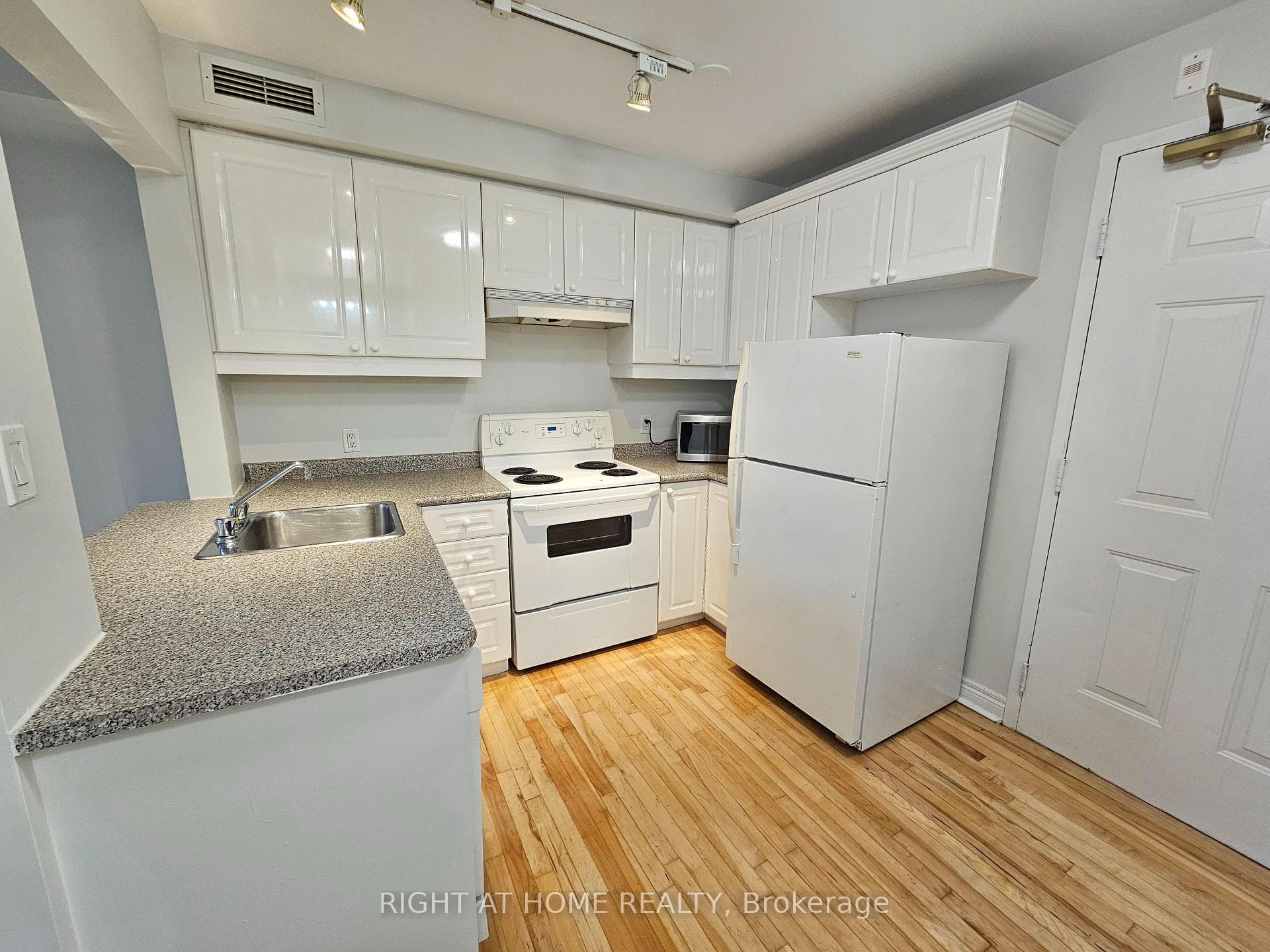 524 Yonge Street Unit 201 photo 1