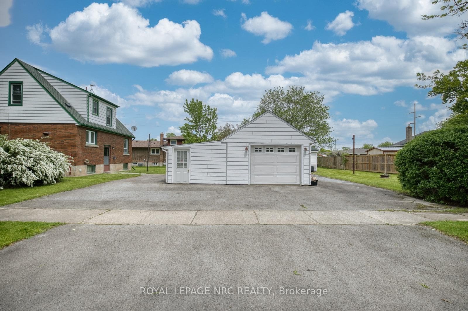 4076 Welland Street photo 27
