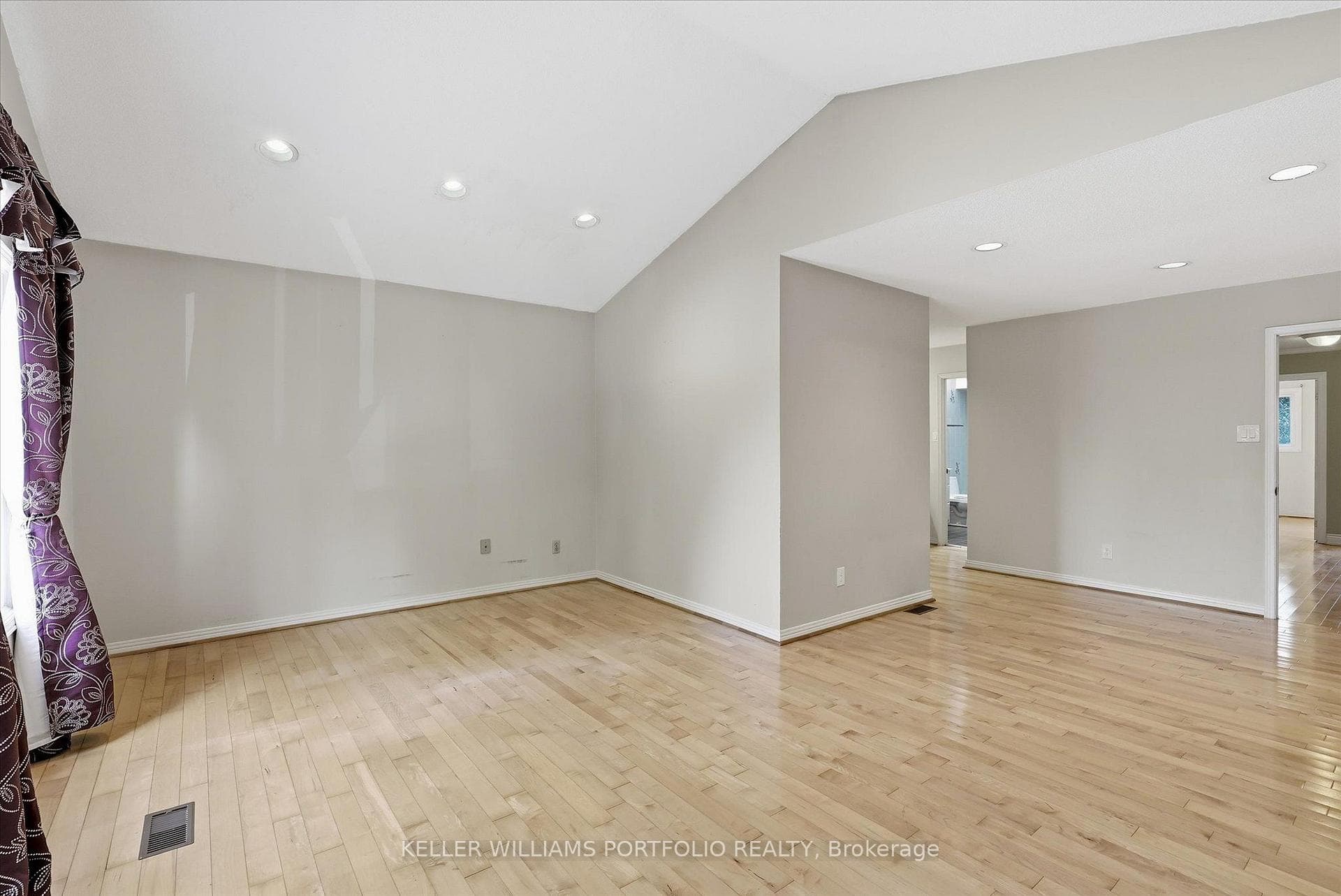 73 Jessica Gardens photo 21