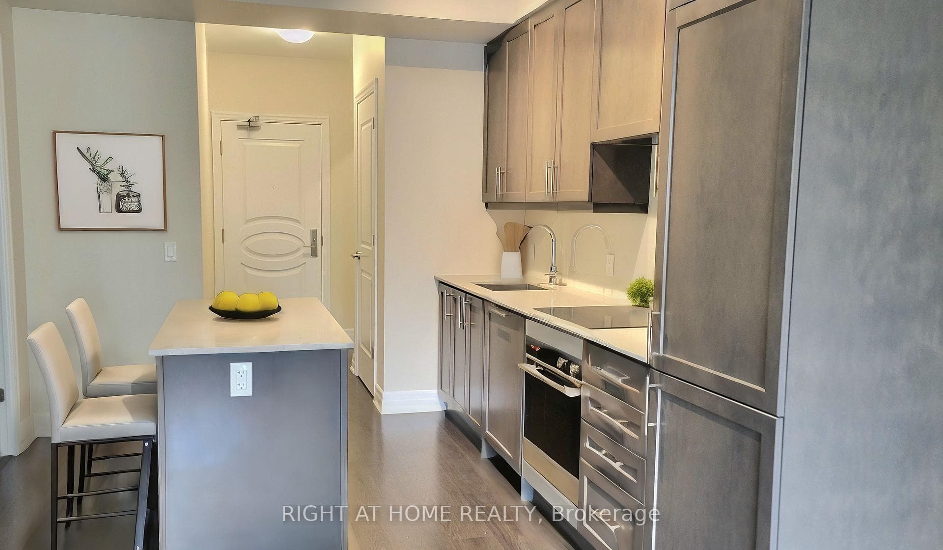 9085 Jane Street Unit 506 photo 2