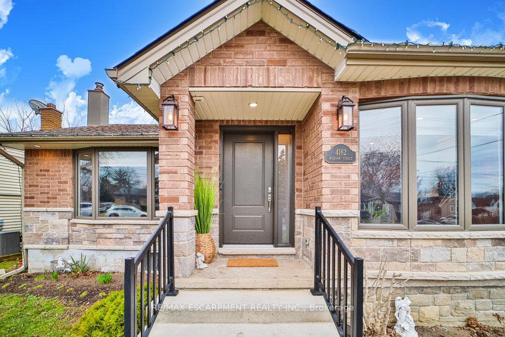 4182 William Street photo 2