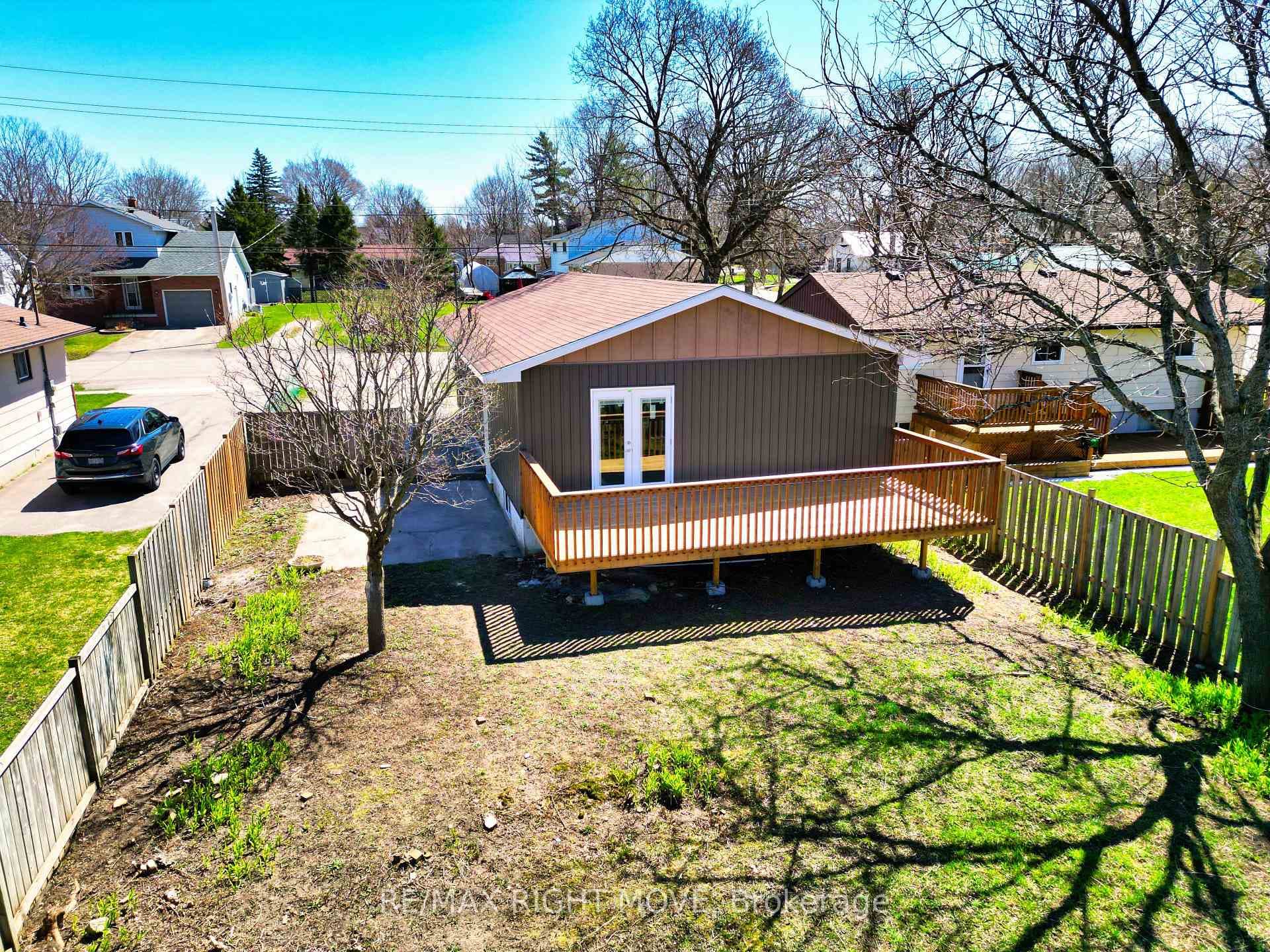 382 Mary Street photo 2