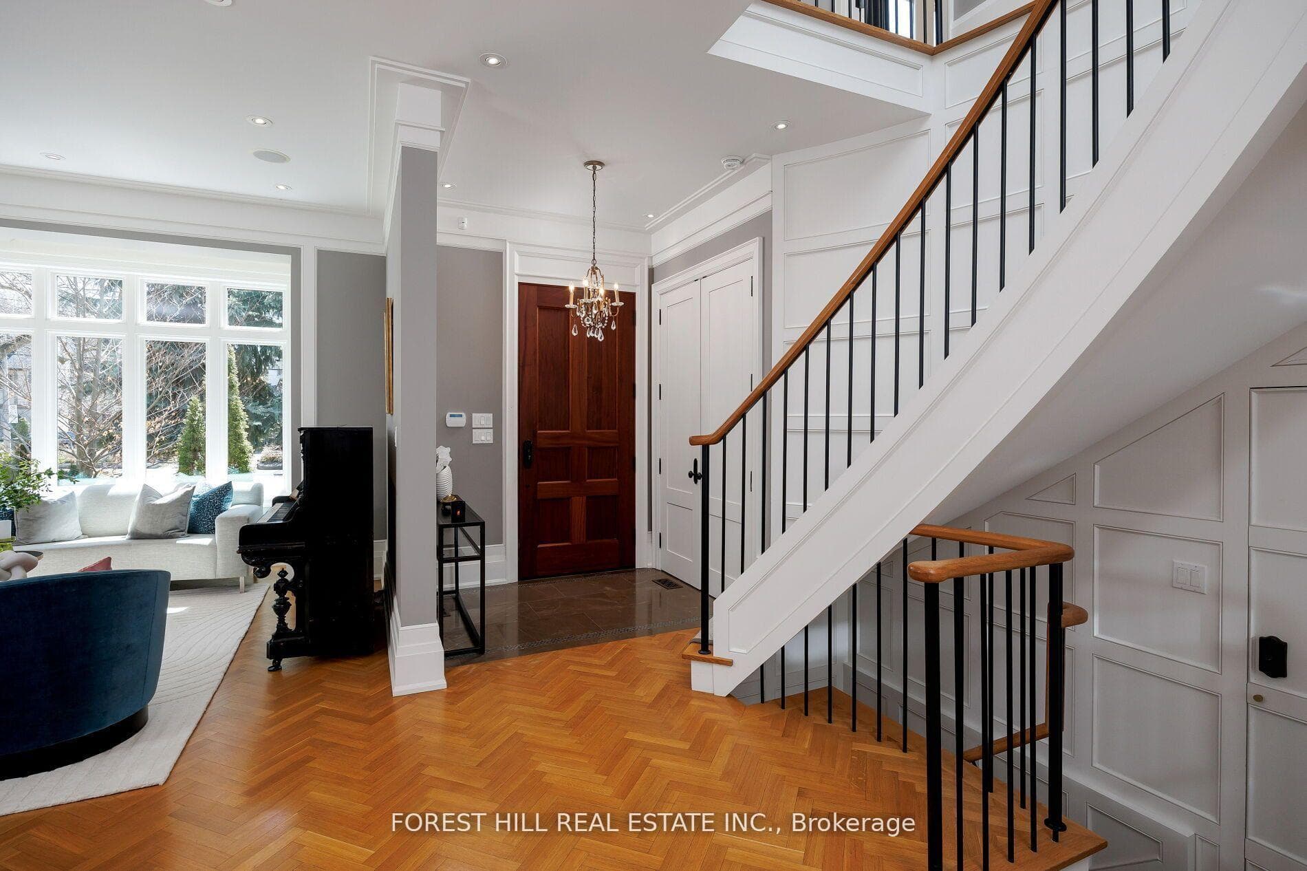 102 Chaplin Crescent photo 2