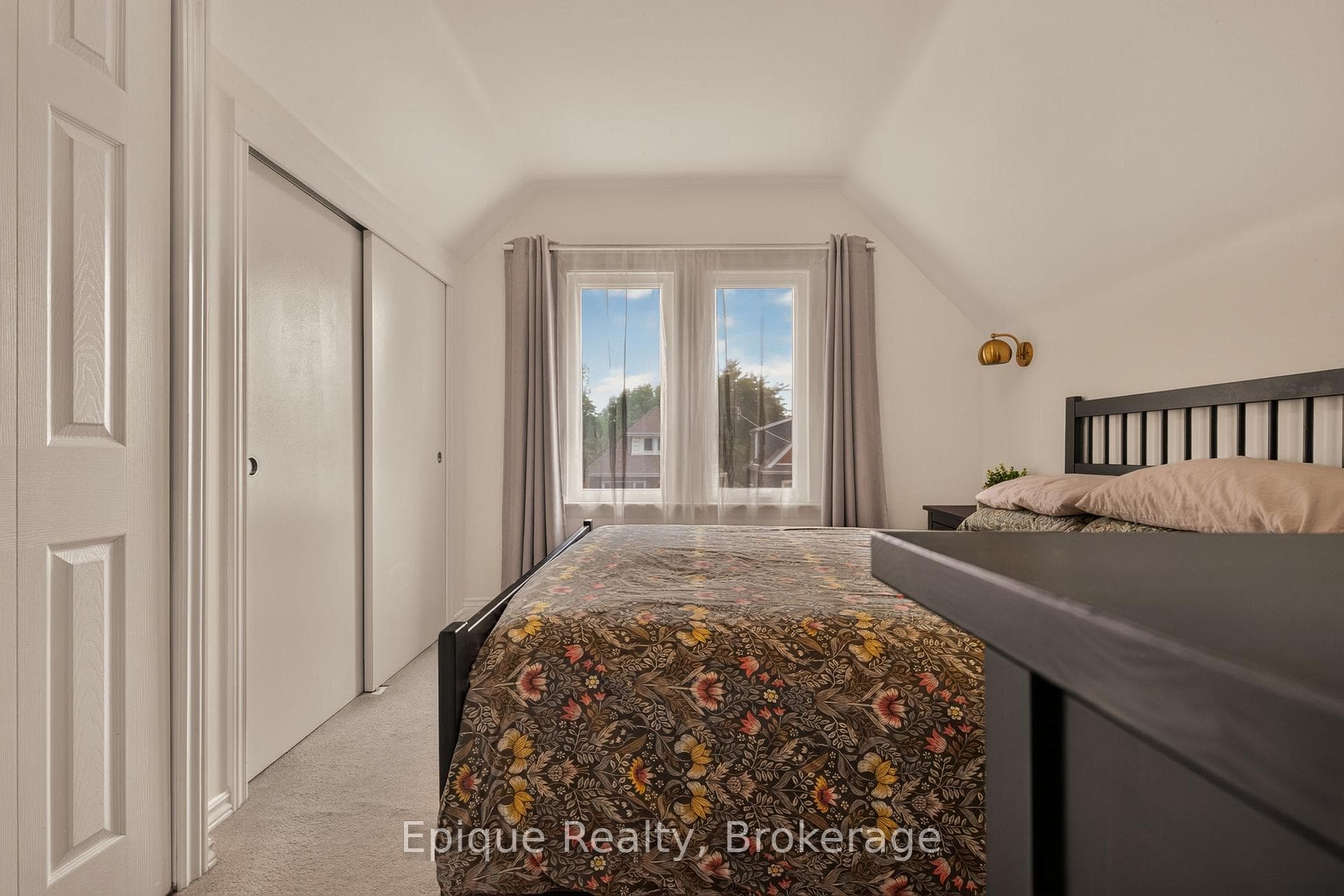 93 Graham Avenue photo 21