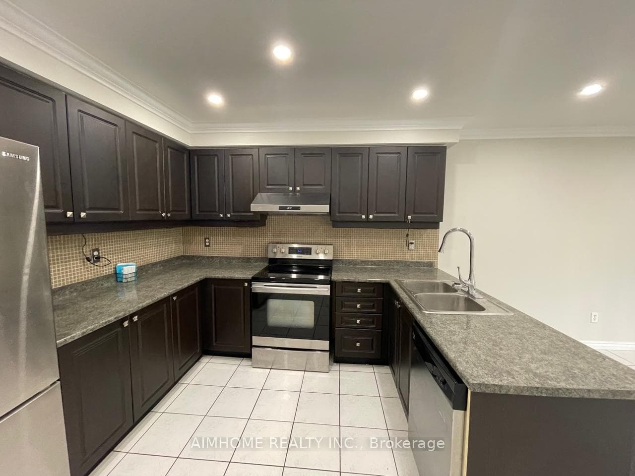 69 Noake Crescent photo 5