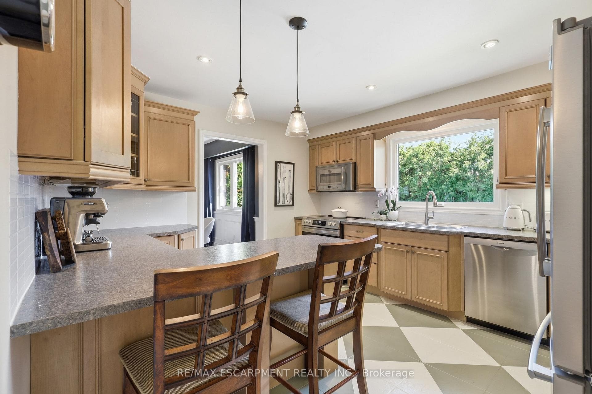 463 Gowland Crescent photo 9