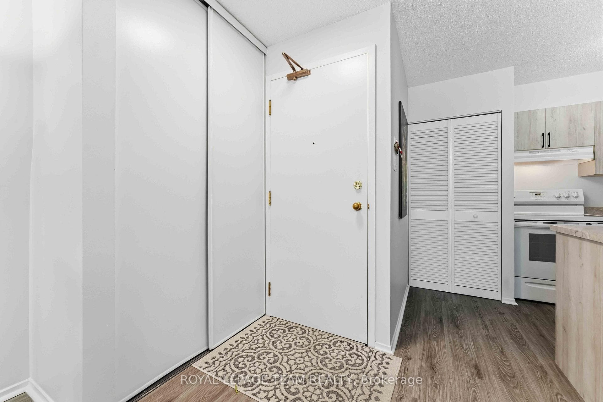 110 Forward Avenue Unit 203 photo 6