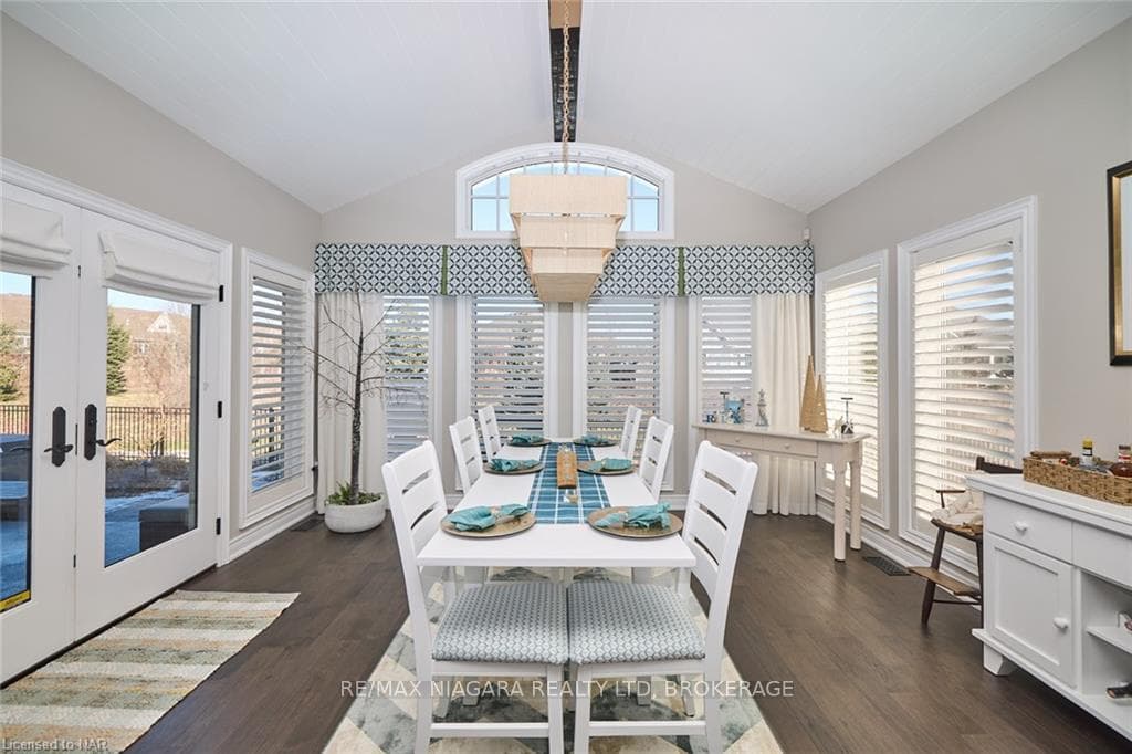 Sunroom/Dining Room