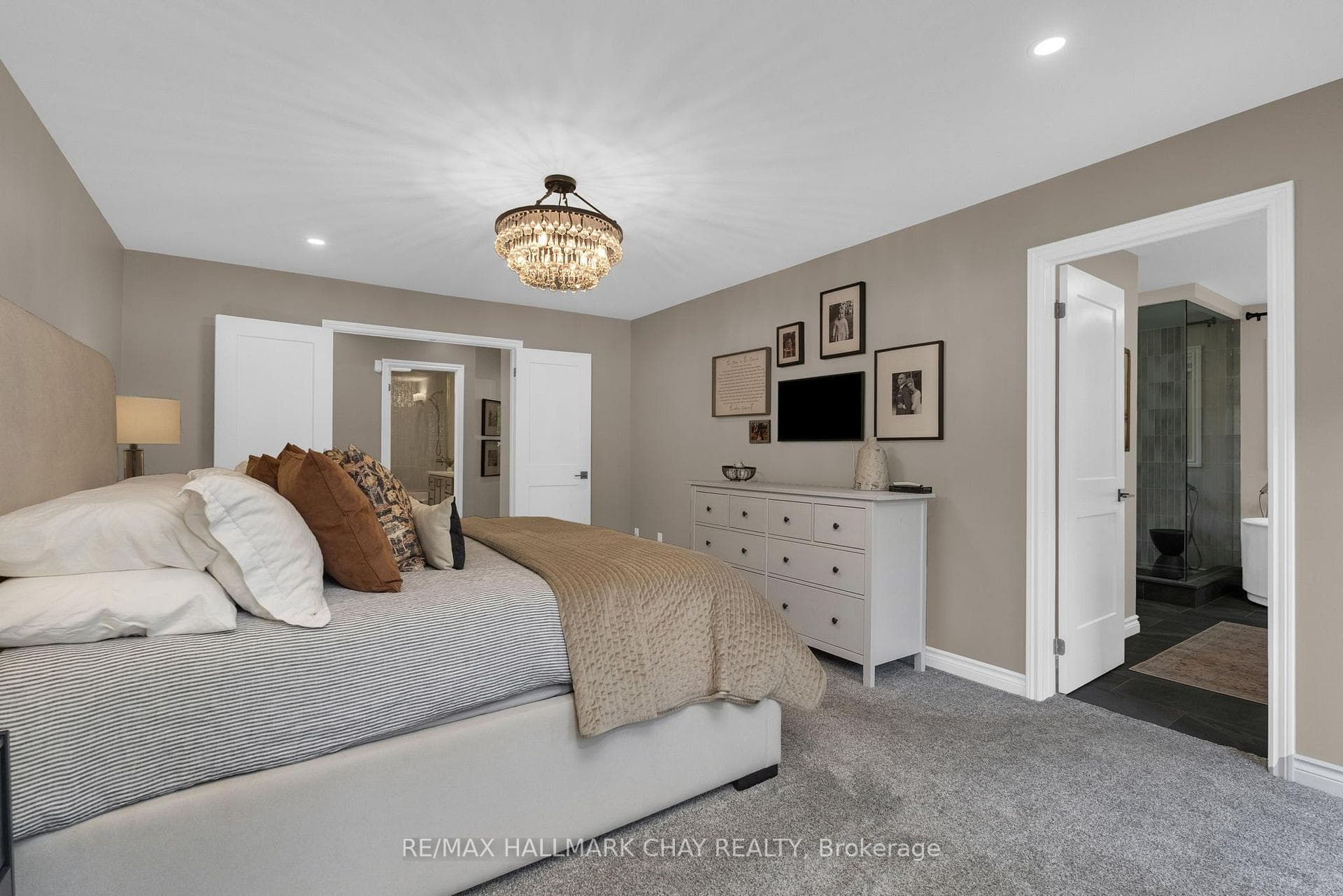 Primary Bedroom with 5pc Ensuite and W/O