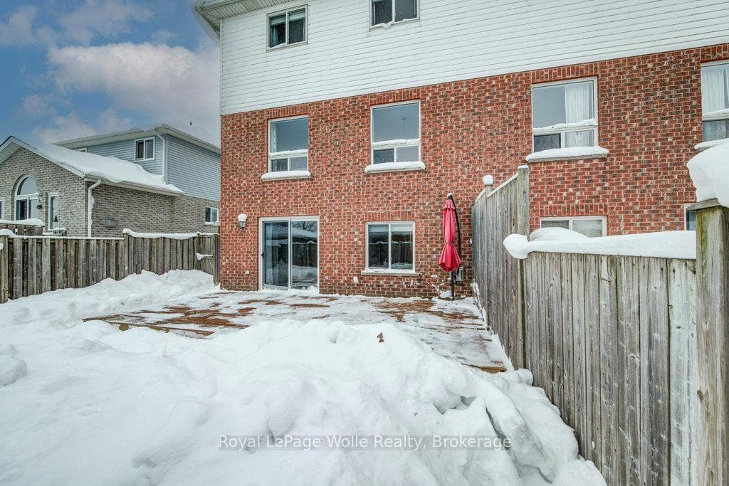 84 Walsh Crescent photo 24