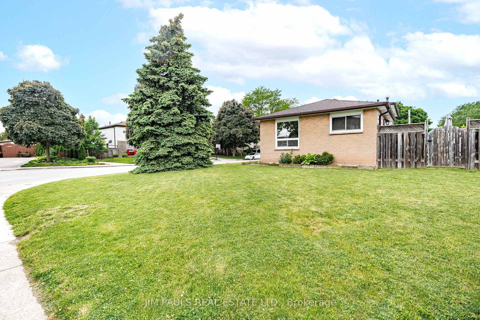 207 Birchcliffe Crescent photo 37