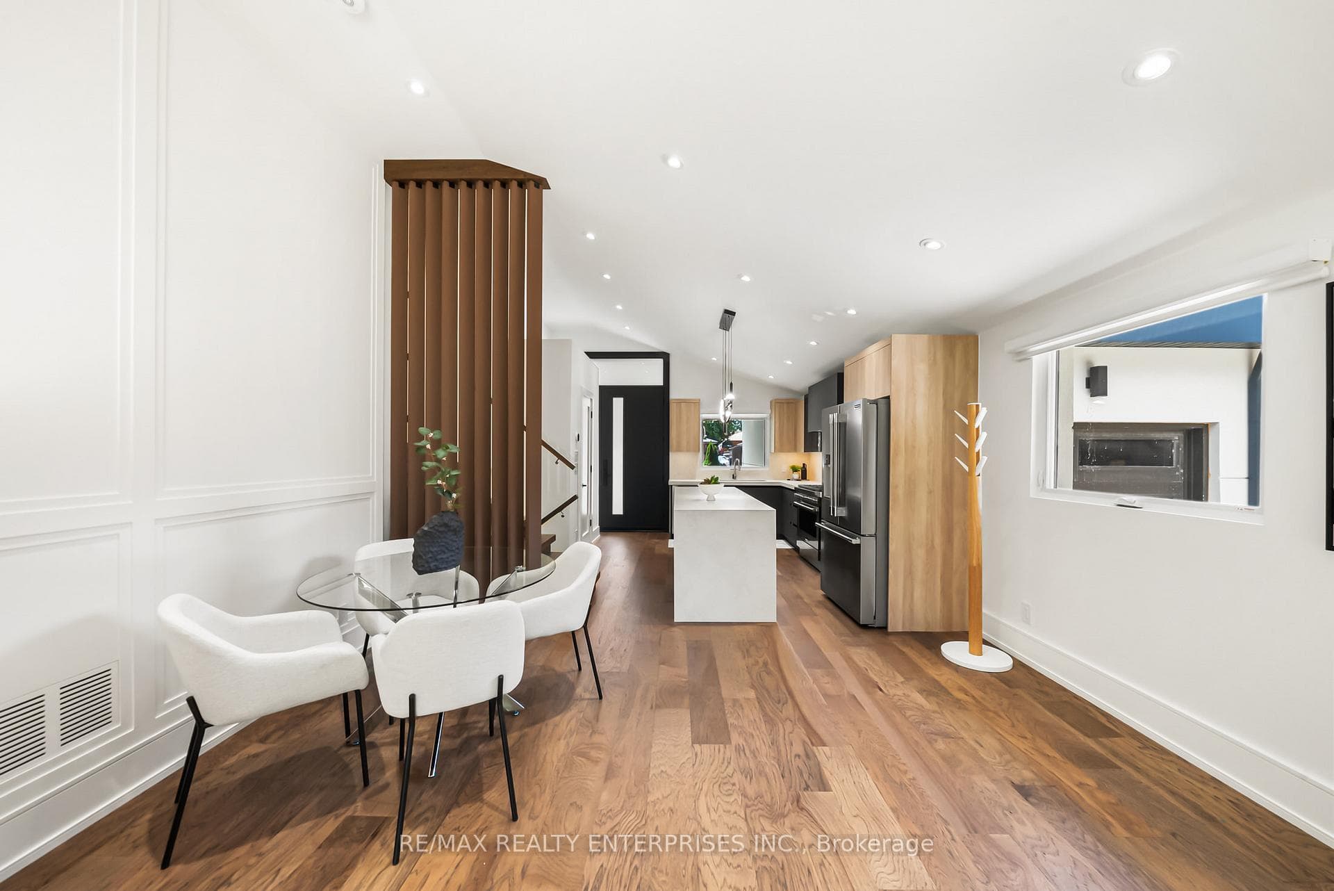 1495 Thetford Court photo 16