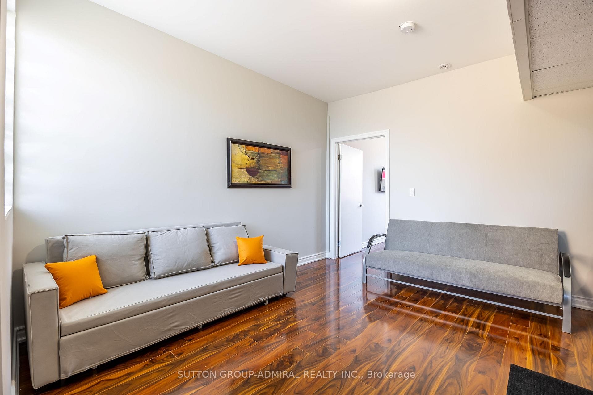 4497 Queen Street photo 9