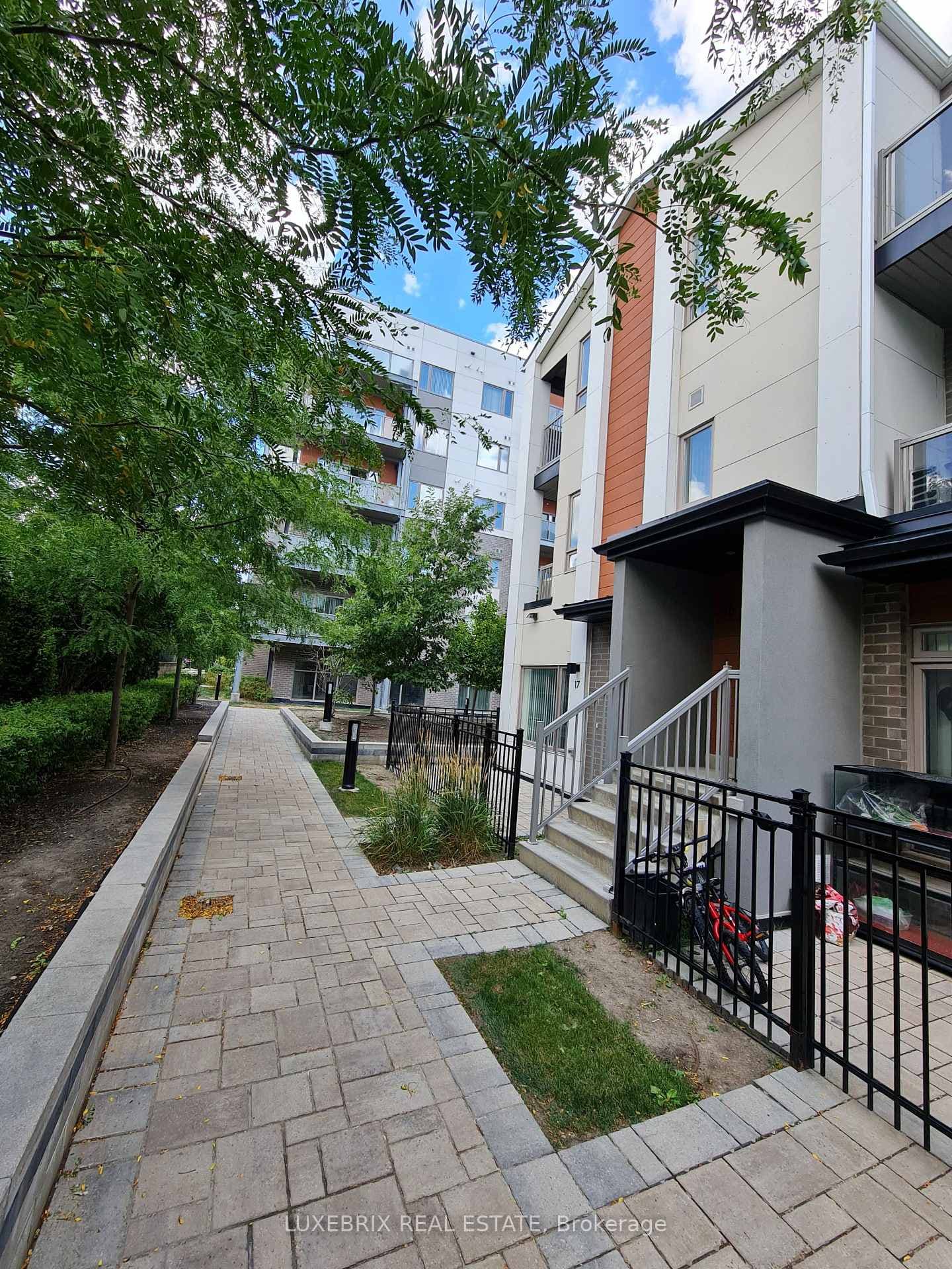 40 Orchid Place Unit 18 photo 2
