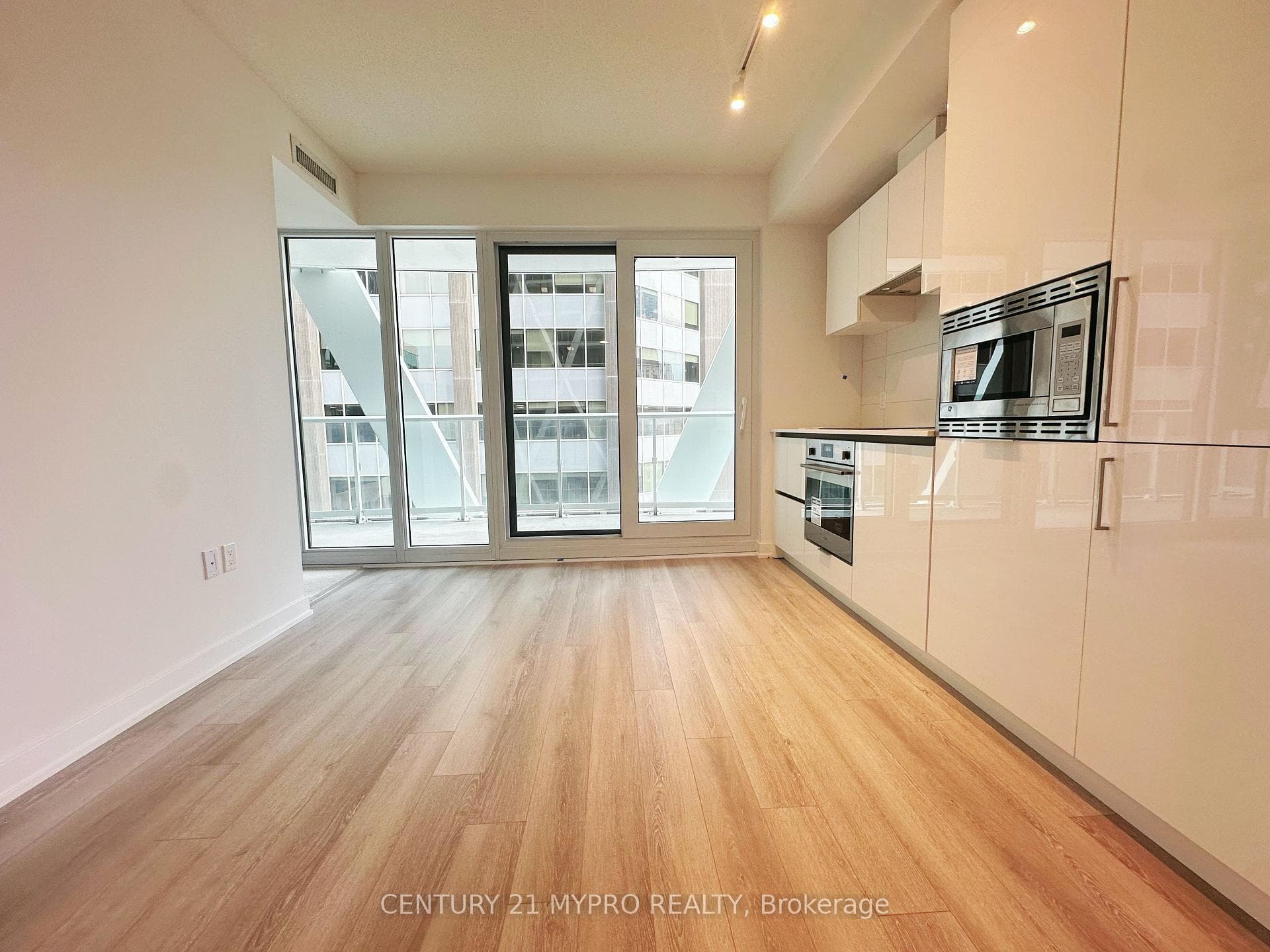 230 Simcoe Street Unit 1429 photo 4