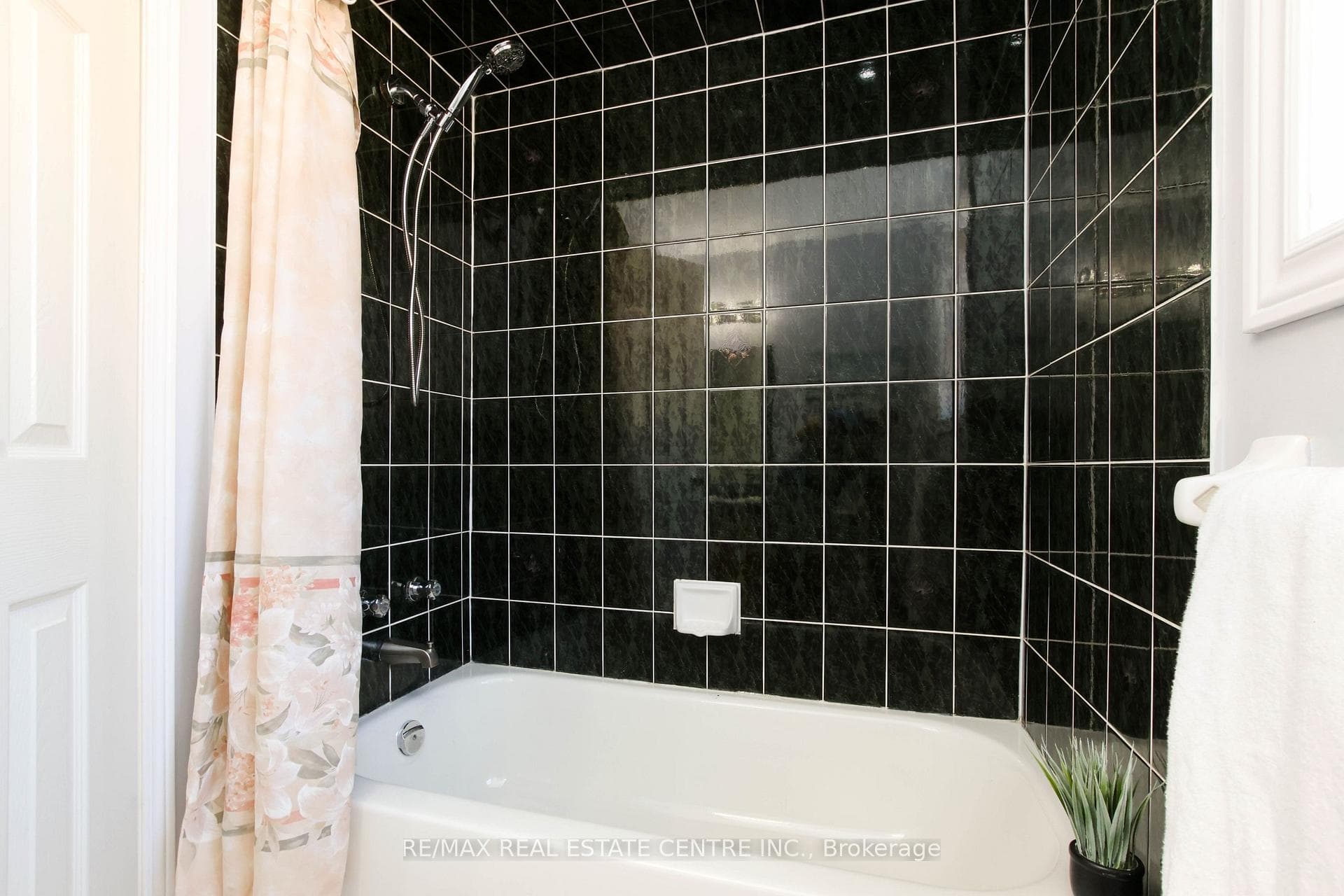 98 White Tail Crescent photo 25