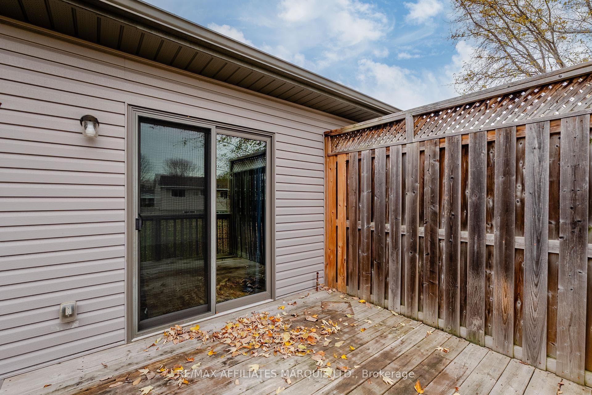 660 Hamilton Crescent photo 37