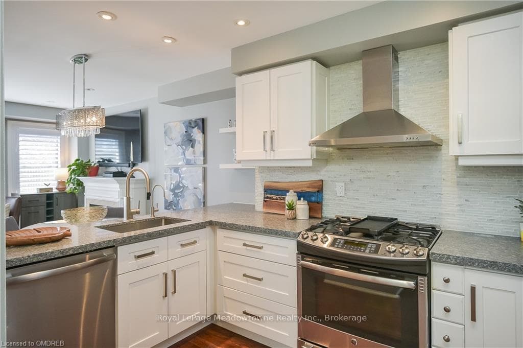 51 MOWAT Crescent photo 7