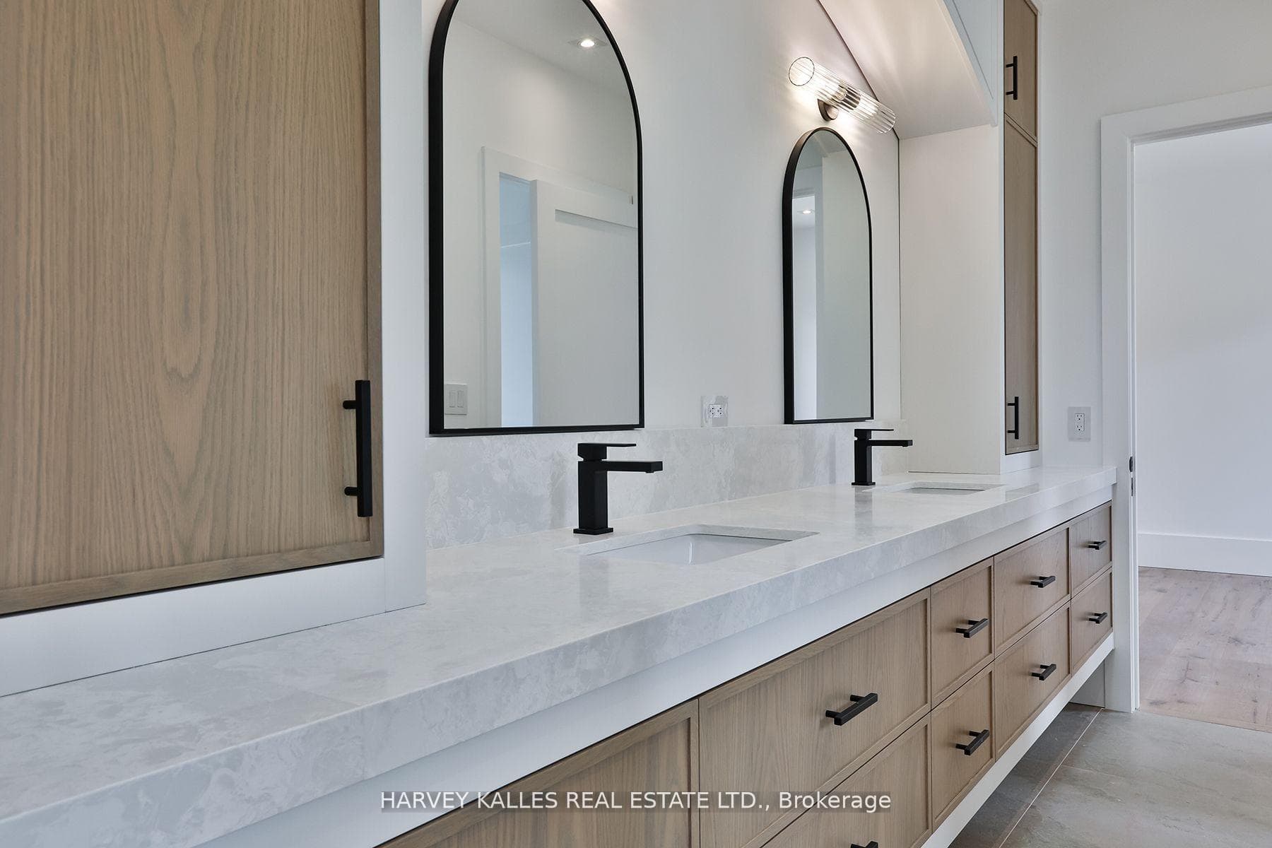 Jack & Jill bathroom w. shower and bathtub.