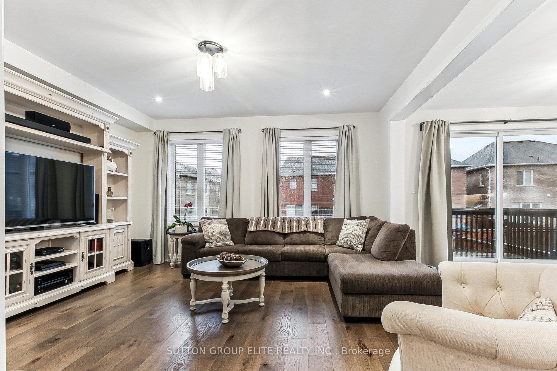 1359 Connaught Terrace photo 4