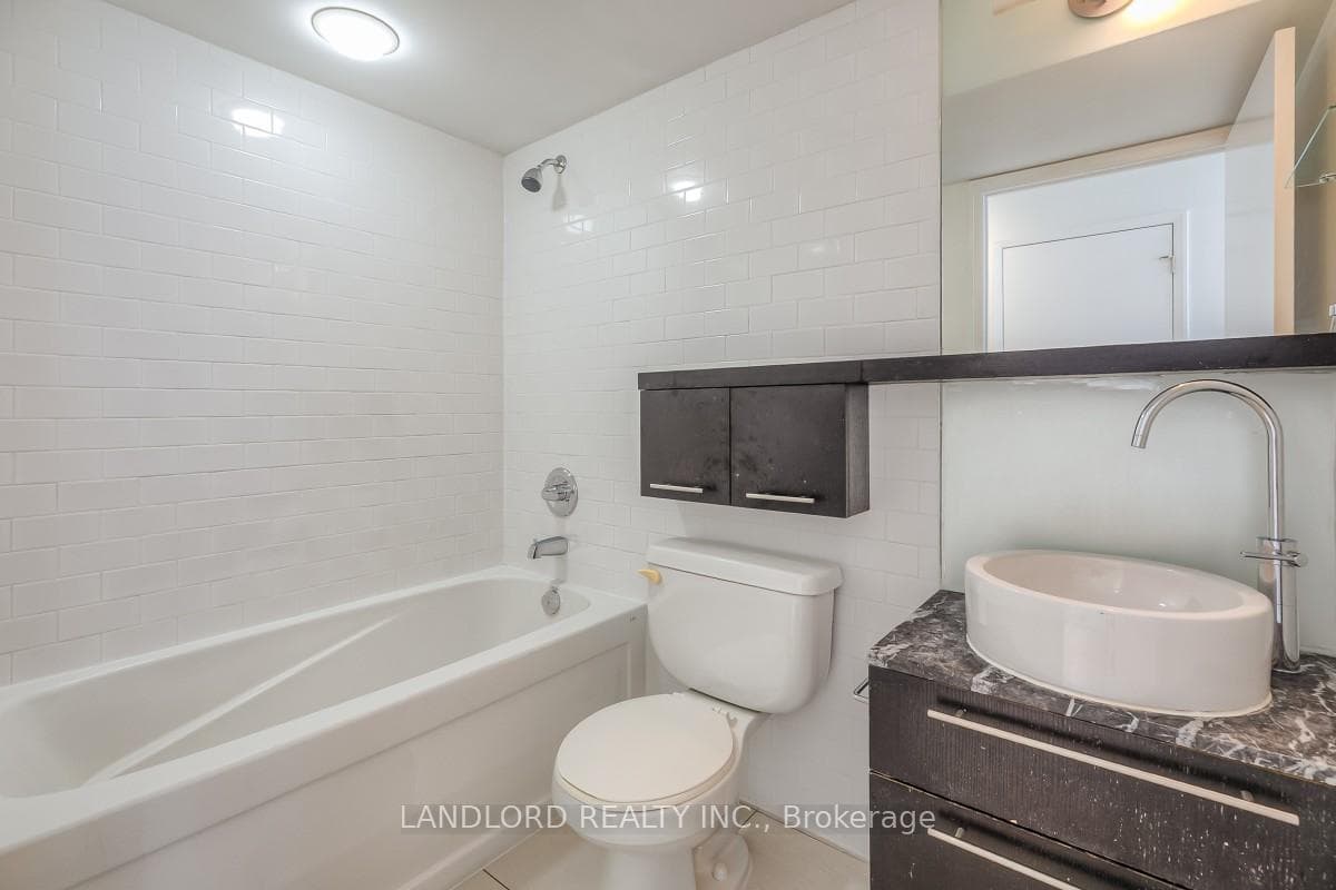 21 Carlton Street Unit 1408 photo 11