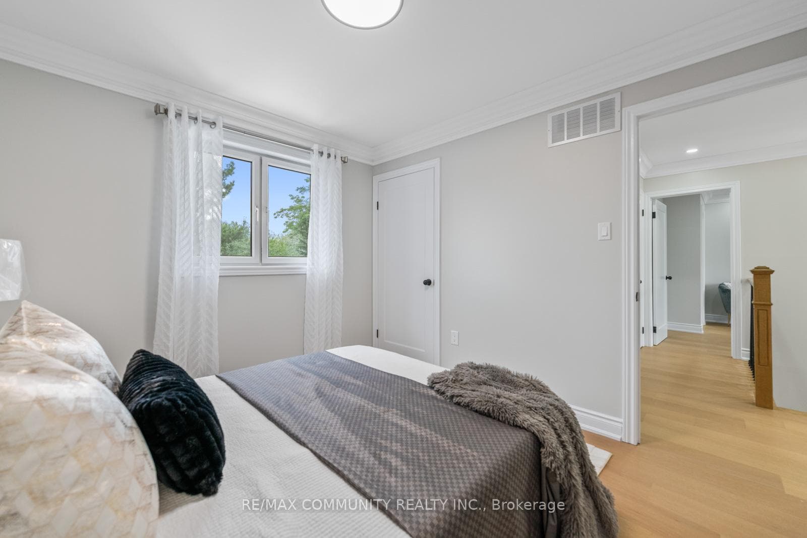 2483 Linwood Street photo 28