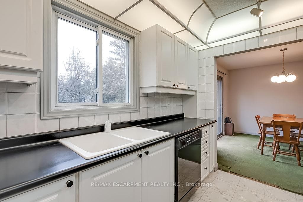 531 Lorne Street photo 15