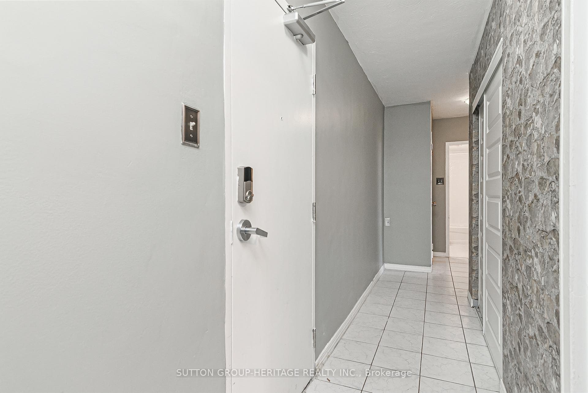 2245 Eglinton Avenue Unit 605 photo 5