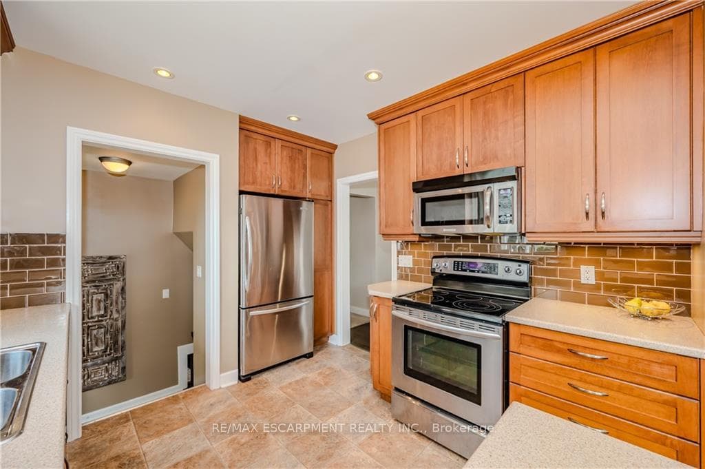 976 Danforth Avenue photo 14