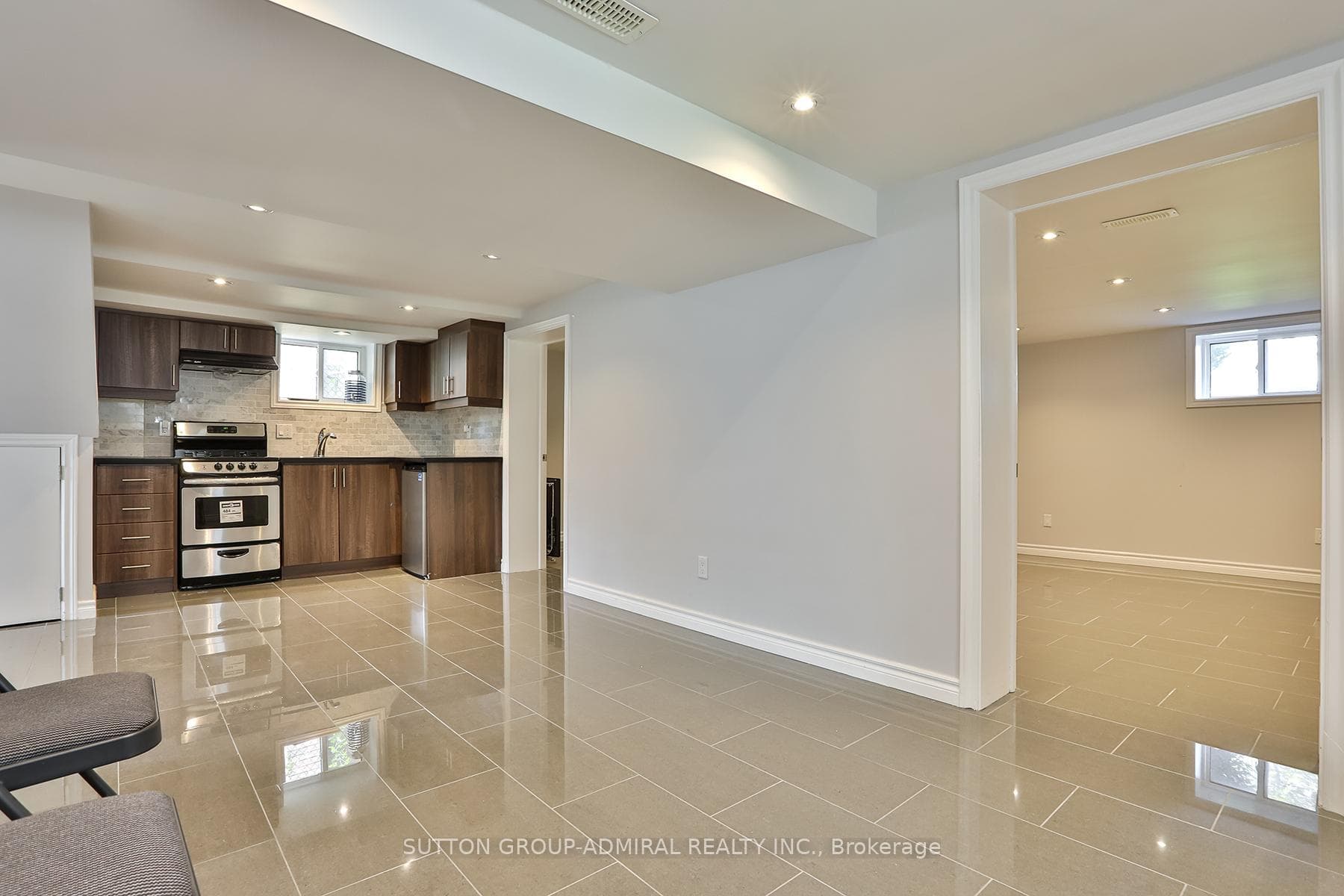 33 Regina Avenue photo 16