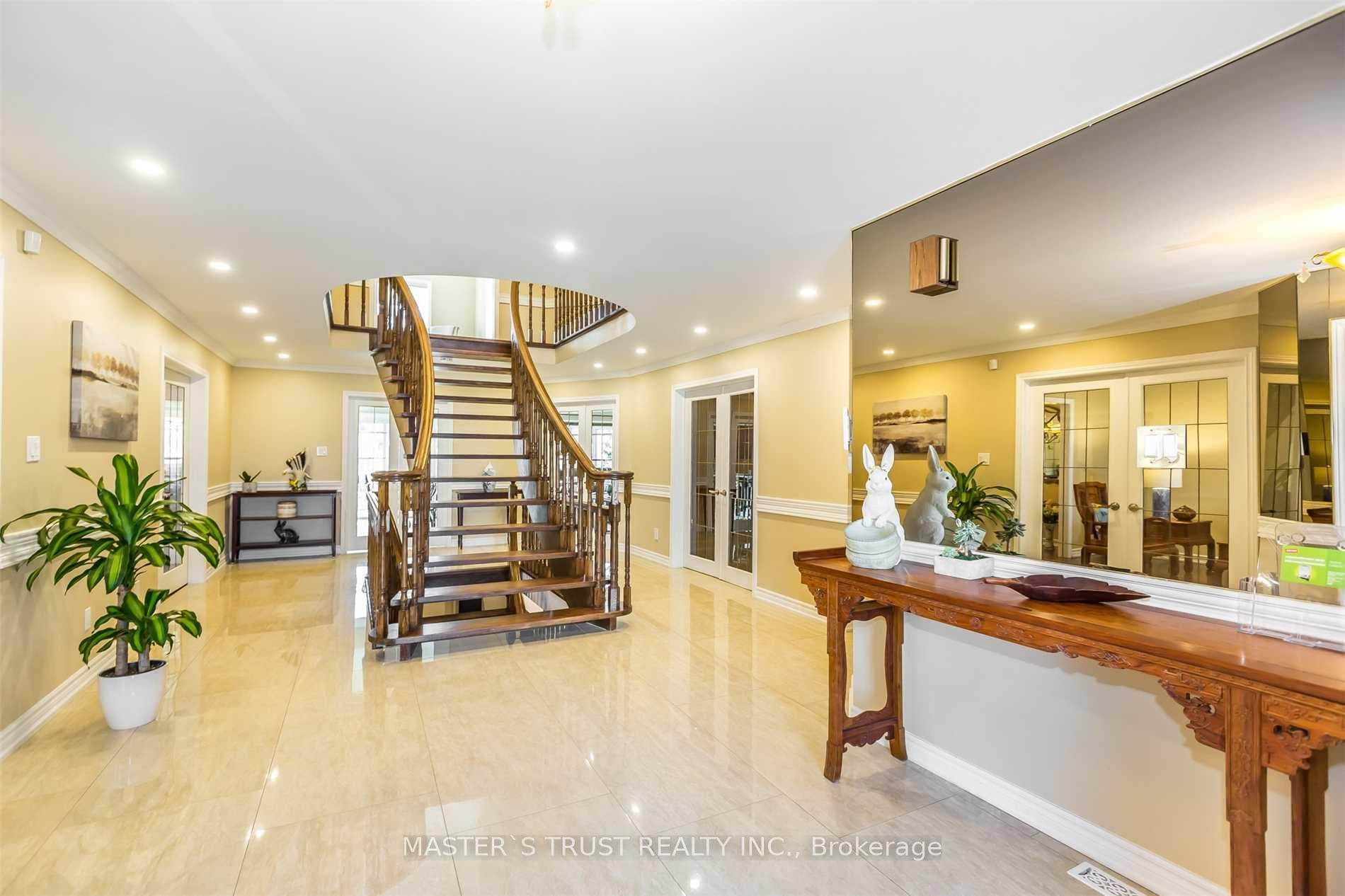 1715 Pilgrims Way photo 2