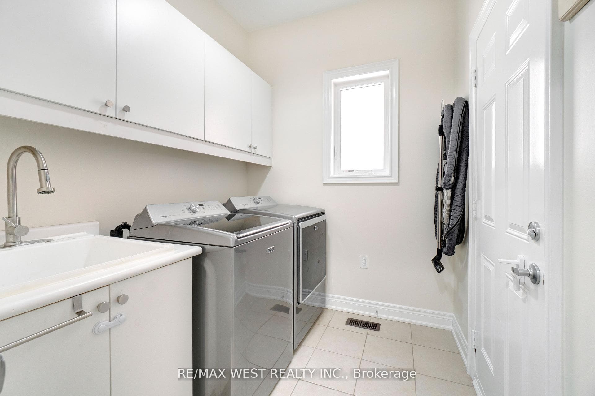 32 Brookwater Crescent photo 9