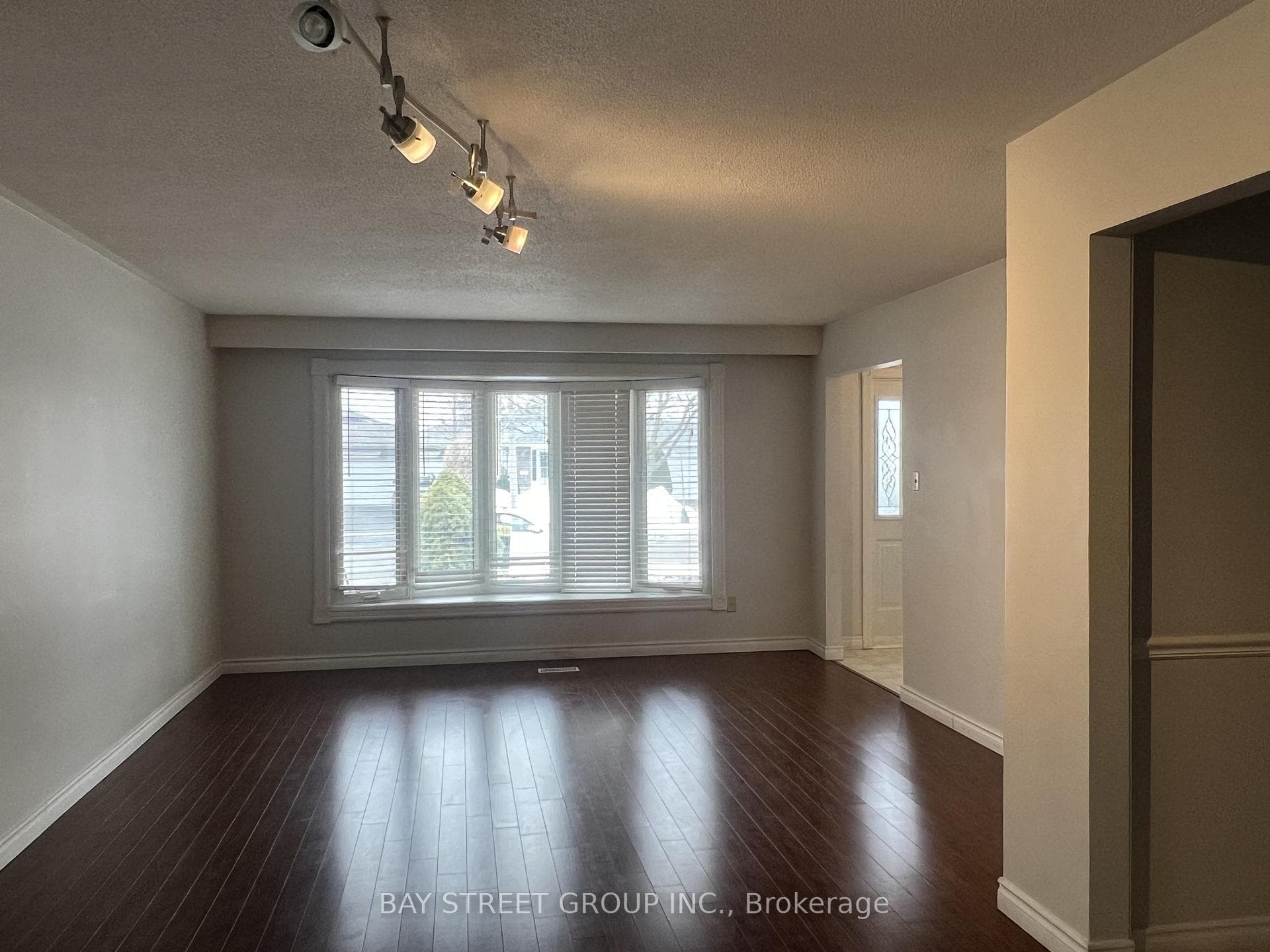641 Eaglemount Crescent Unit Upper photo 2
