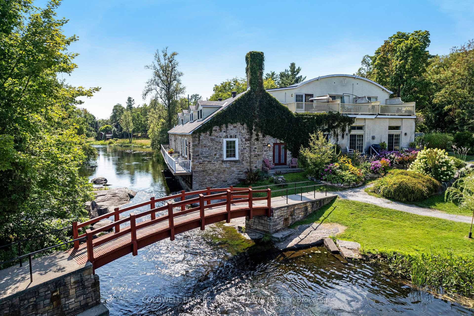 Townhome in prestigious Mill on The Park