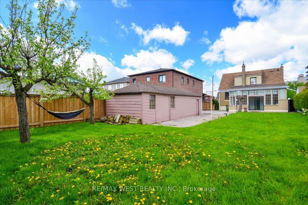 35 Ingleside Drive Unit Main photo 9