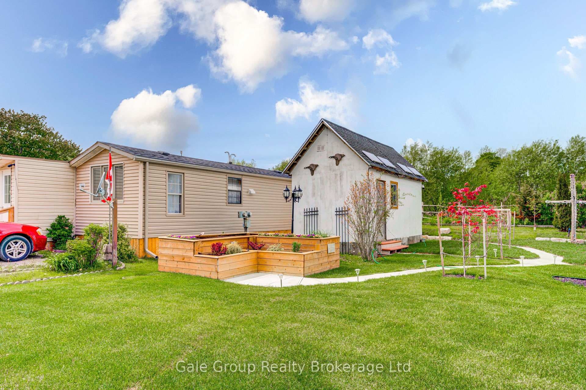 495856 10th Line Unit 92 photo 26