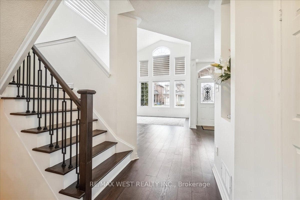 1349 Sagewood Crescent photo 2