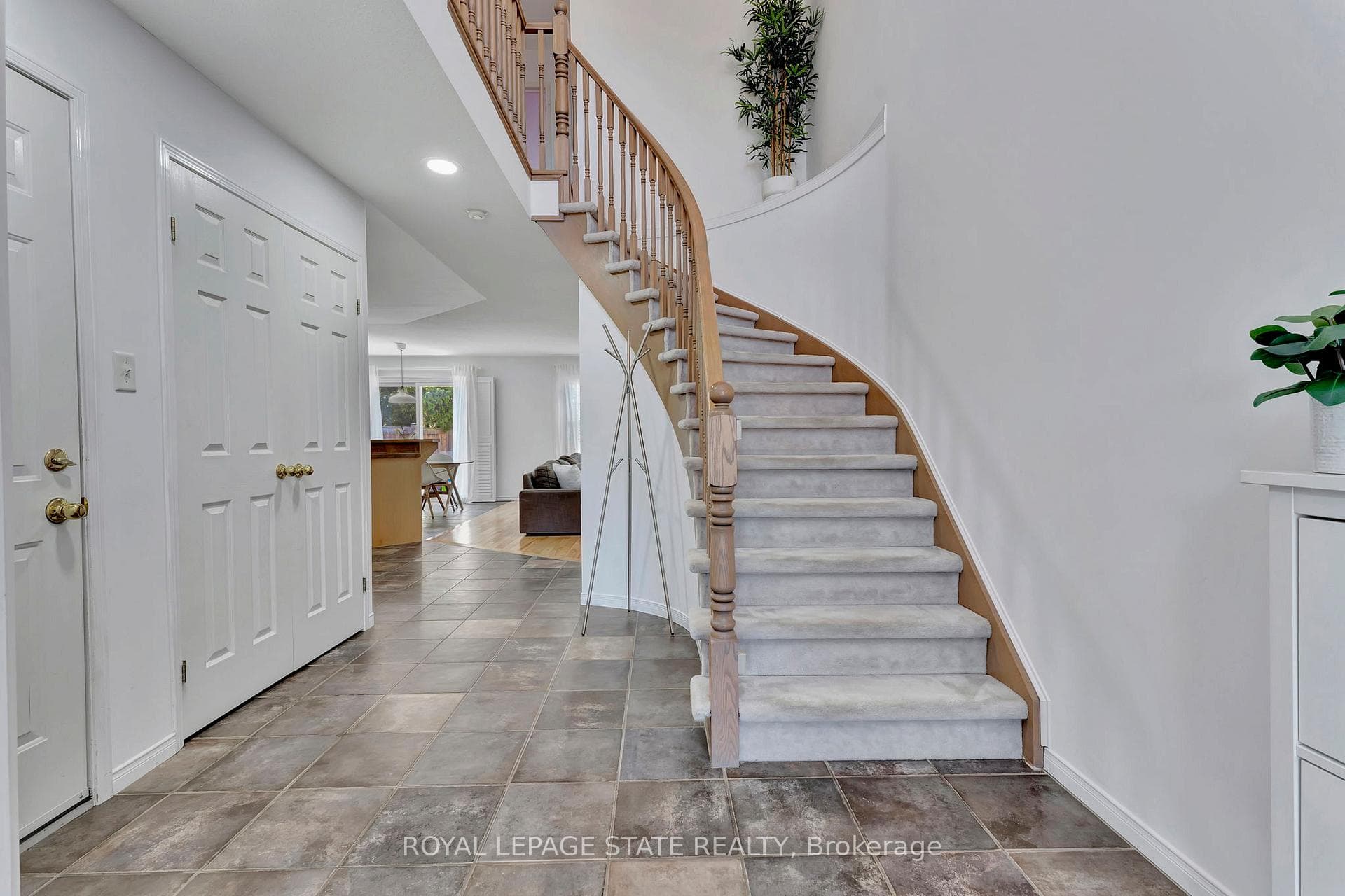 Grand entrance w/ soaring ceilings