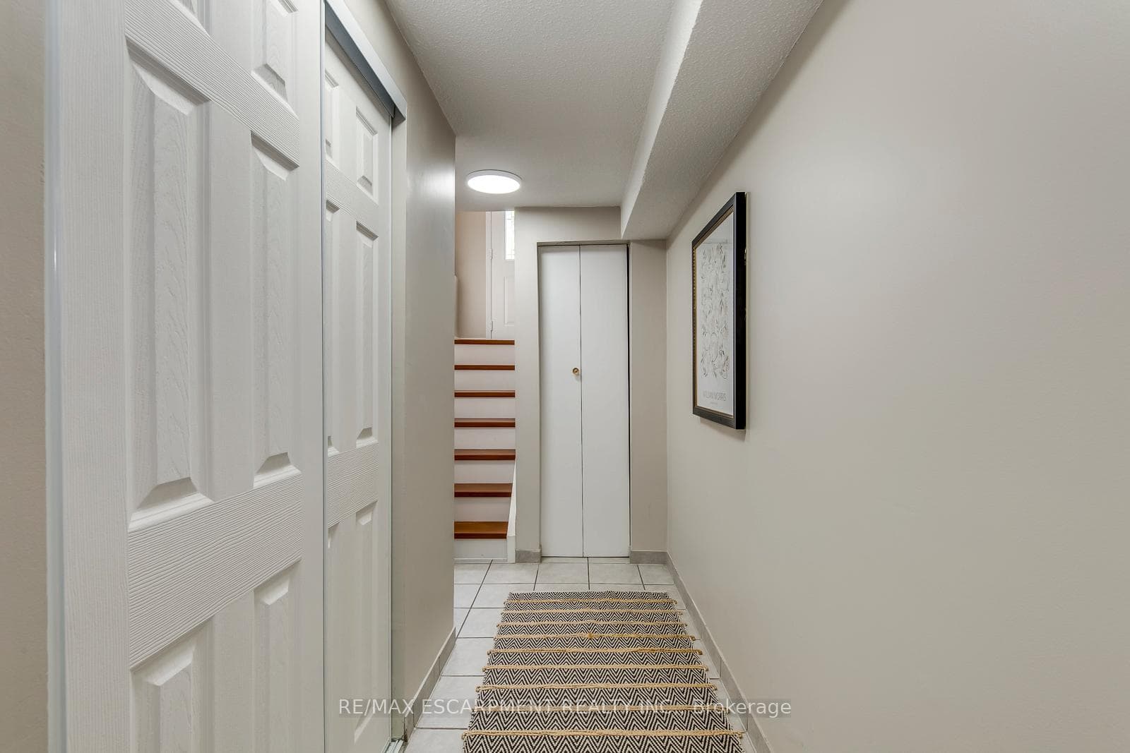 2309 Malcolm Crescent photo 32