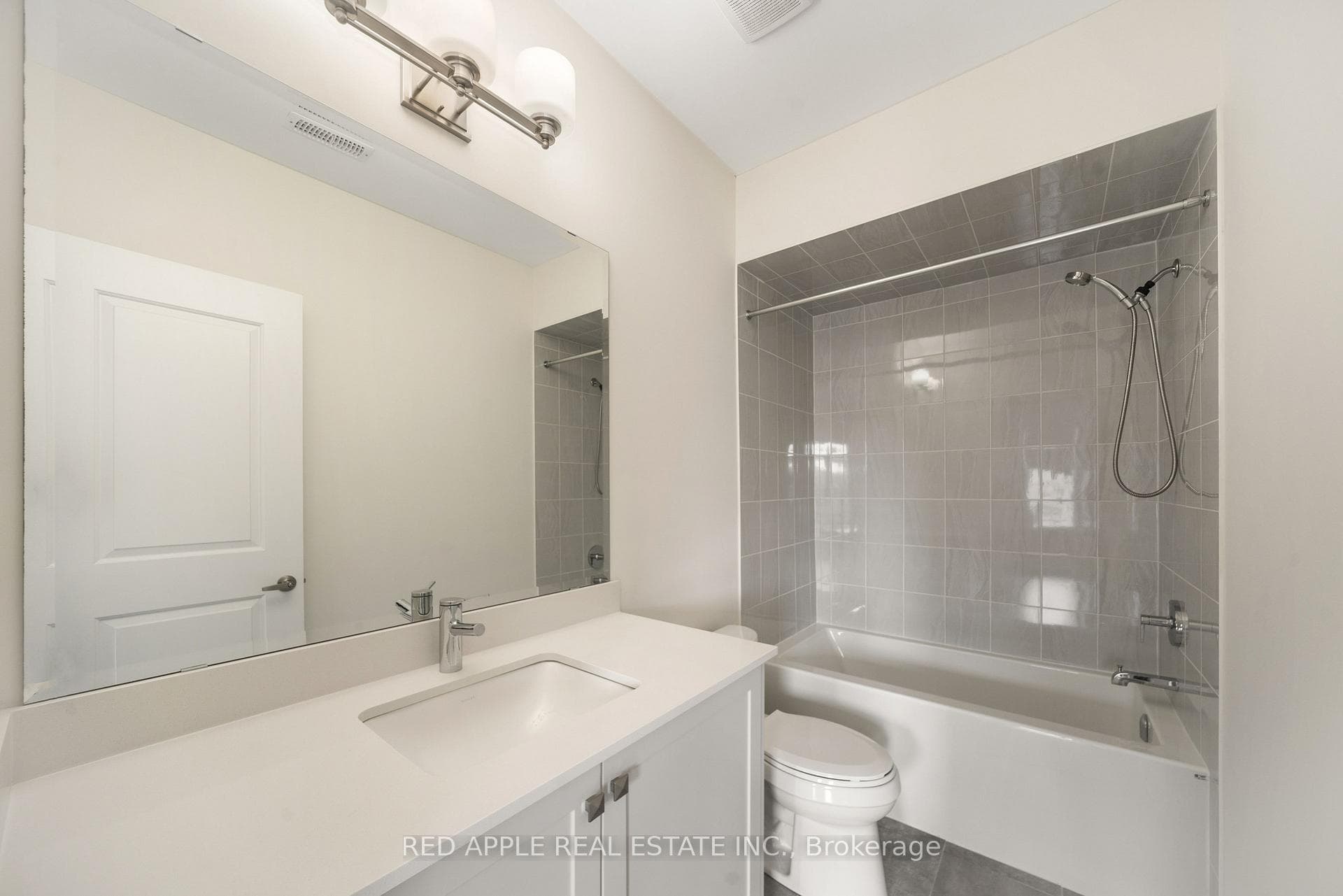 9392 Bayview Avenue photo 33